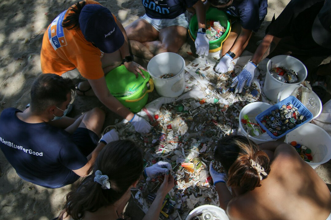 Equipe colaborando em torno de uma mesa