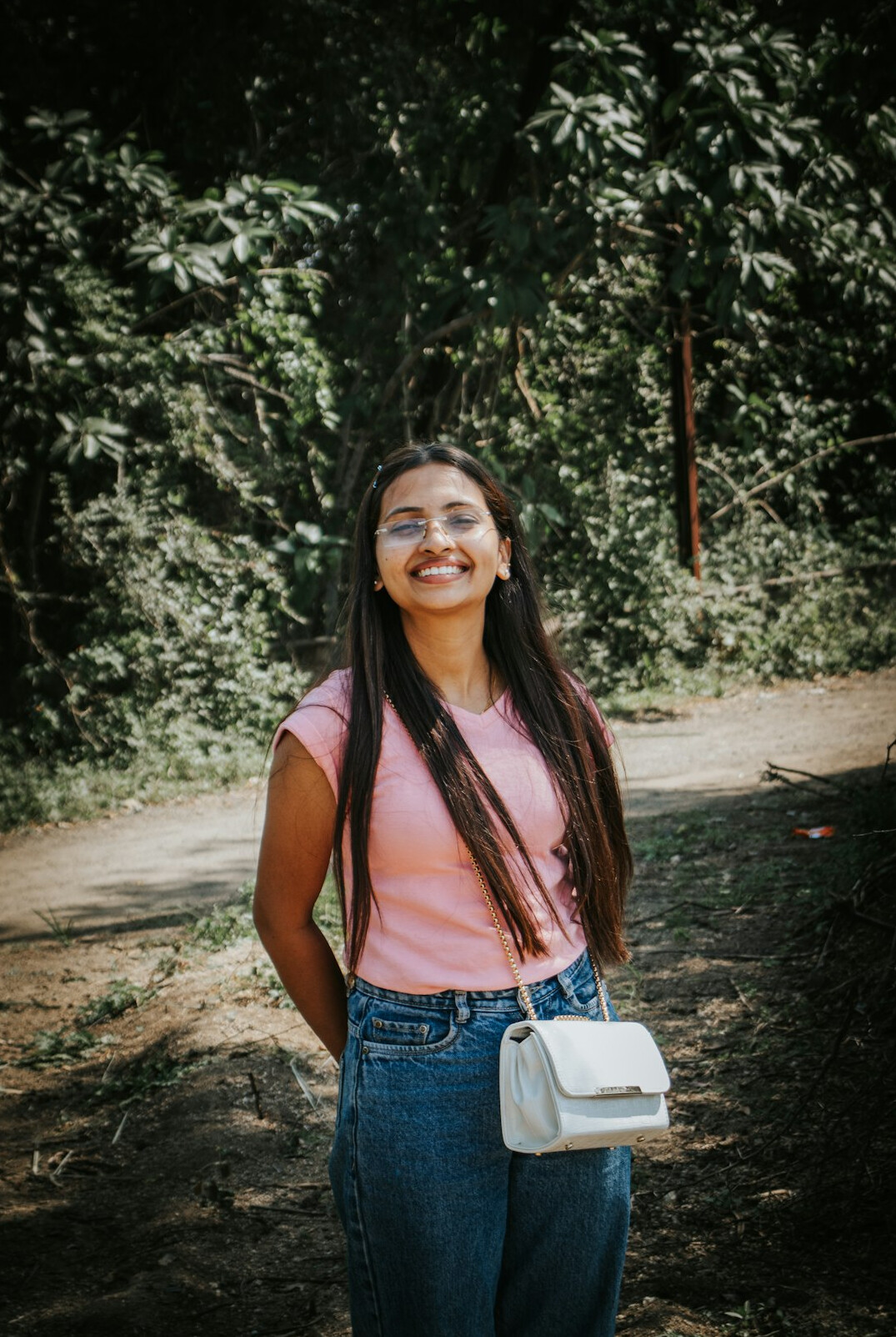Retrato de uma mulher brasileira sorrindo